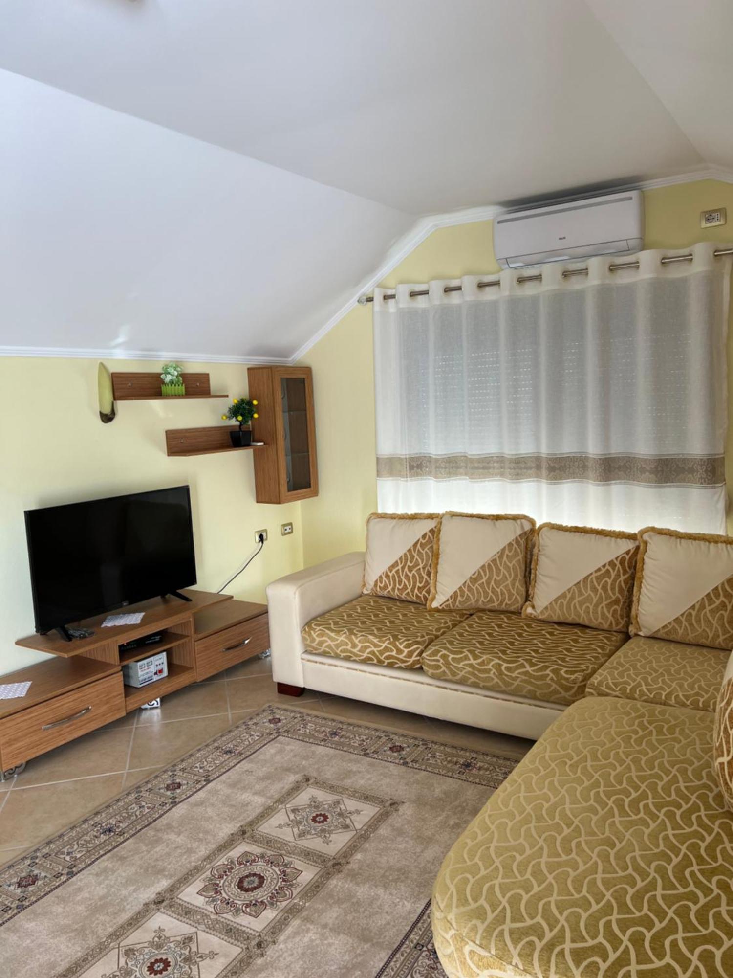Flower Terrace Apartment จีโรคาสเตอร์ ภายนอก รูปภาพ