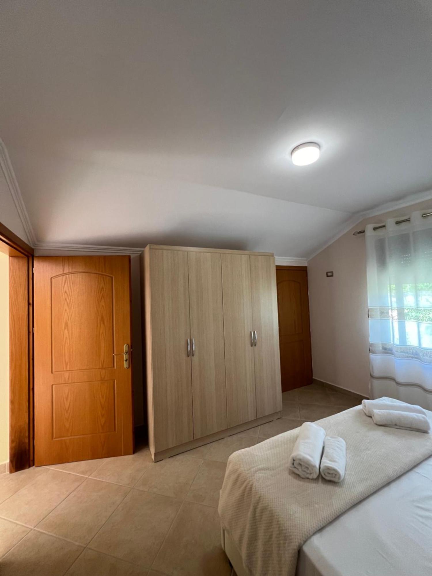 Flower Terrace Apartment จีโรคาสเตอร์ ภายนอก รูปภาพ
