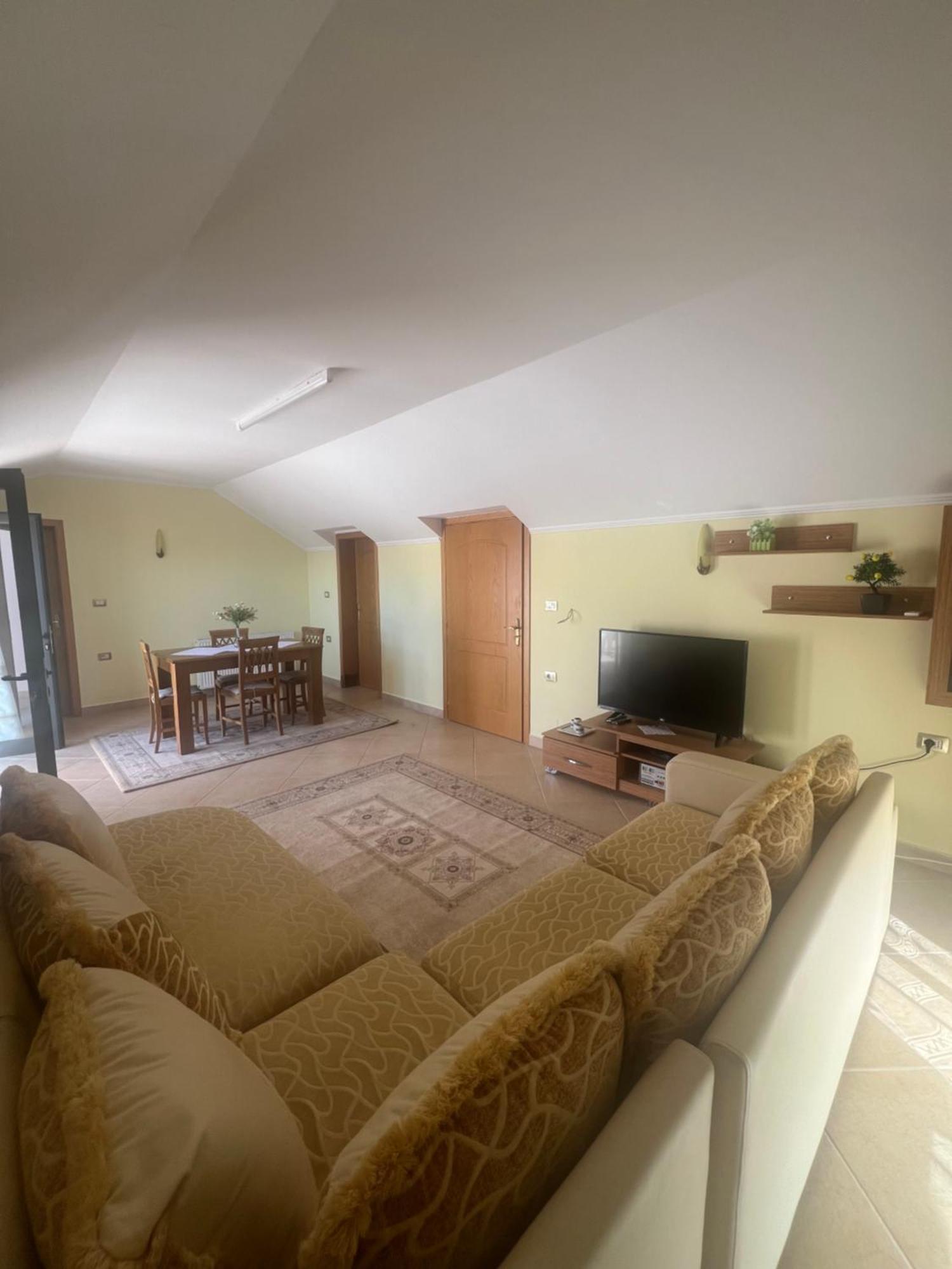 Flower Terrace Apartment จีโรคาสเตอร์ ภายนอก รูปภาพ