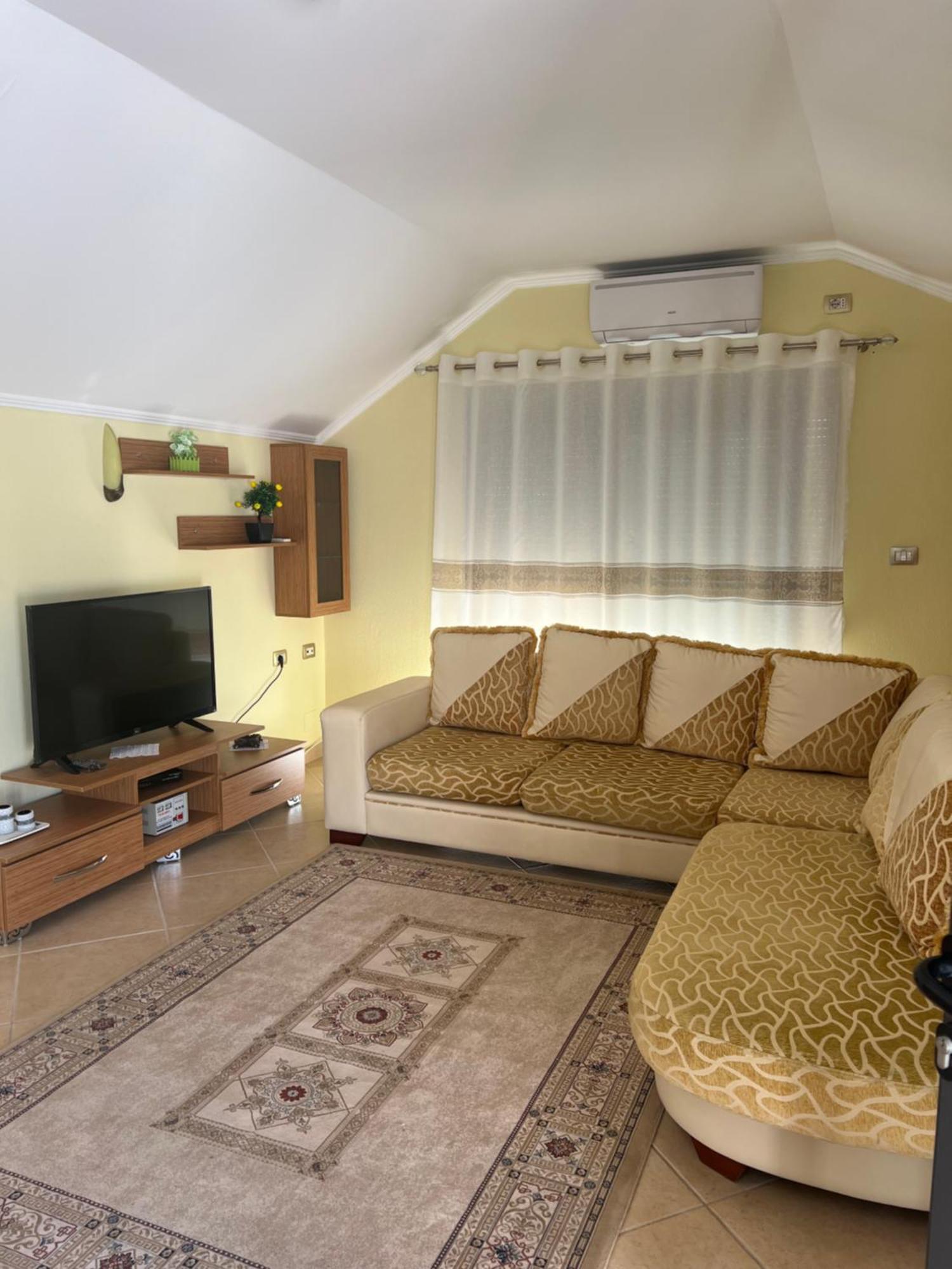 Flower Terrace Apartment จีโรคาสเตอร์ ภายนอก รูปภาพ