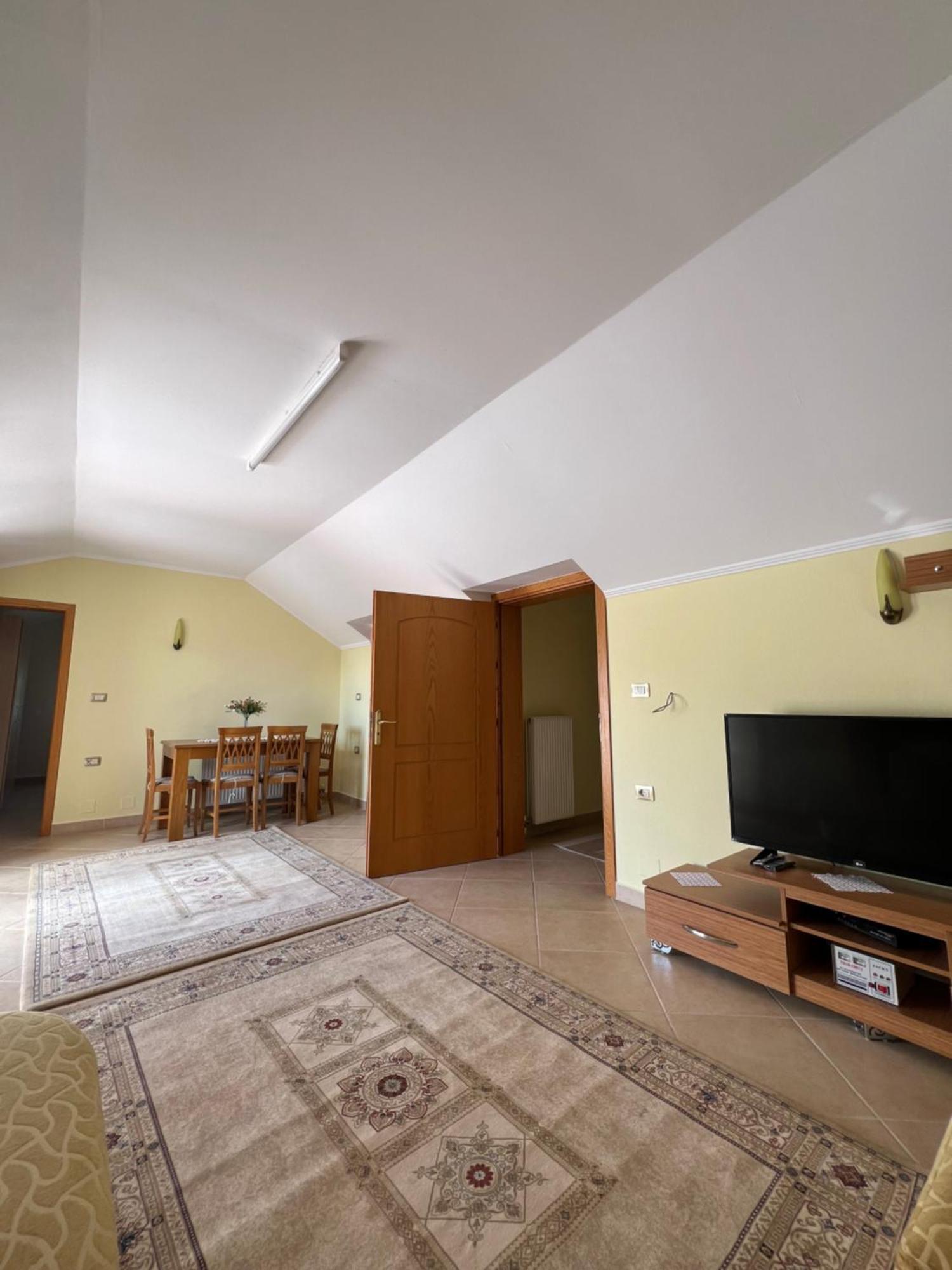 Flower Terrace Apartment จีโรคาสเตอร์ ภายนอก รูปภาพ