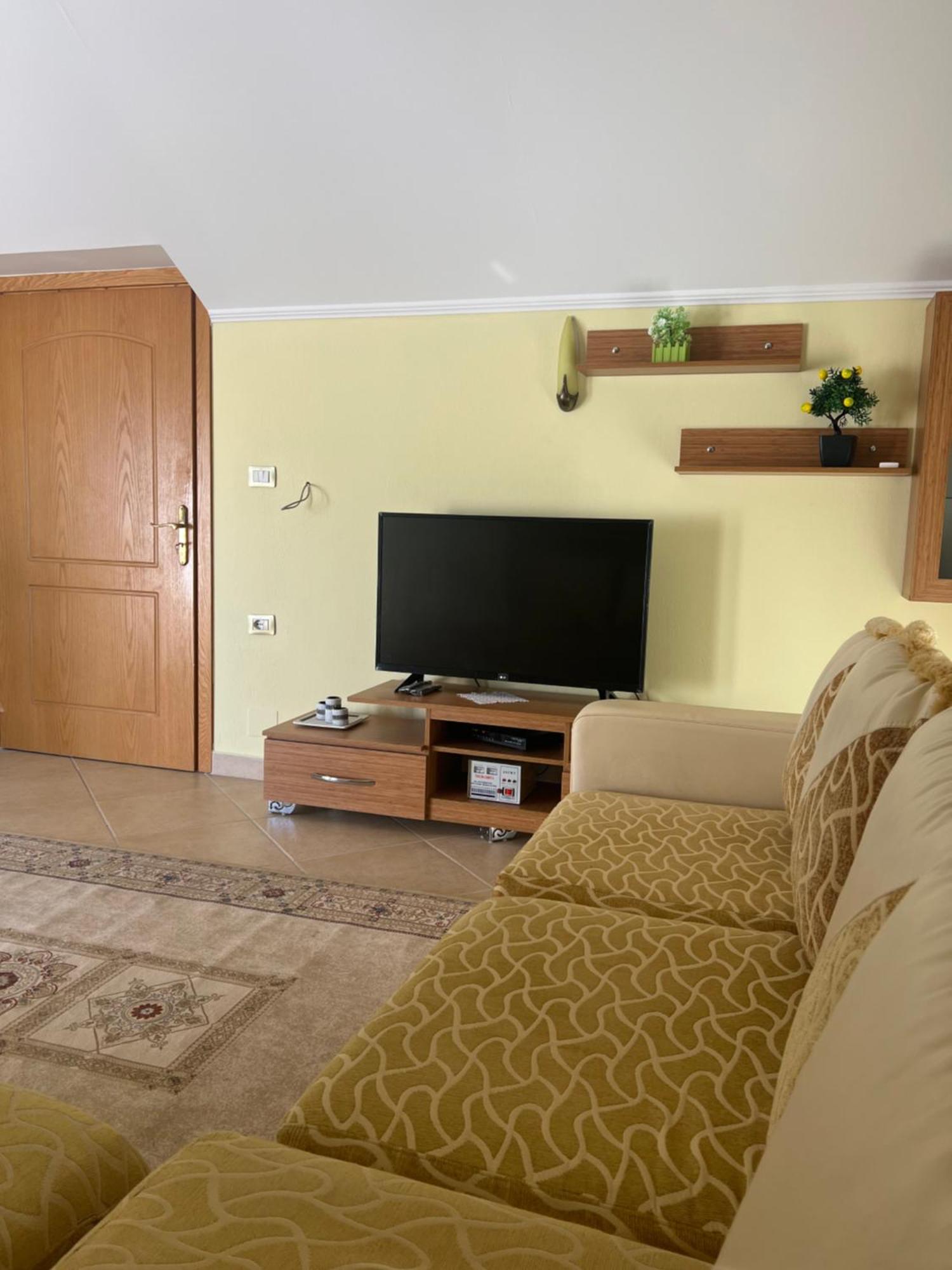 Flower Terrace Apartment จีโรคาสเตอร์ ภายนอก รูปภาพ