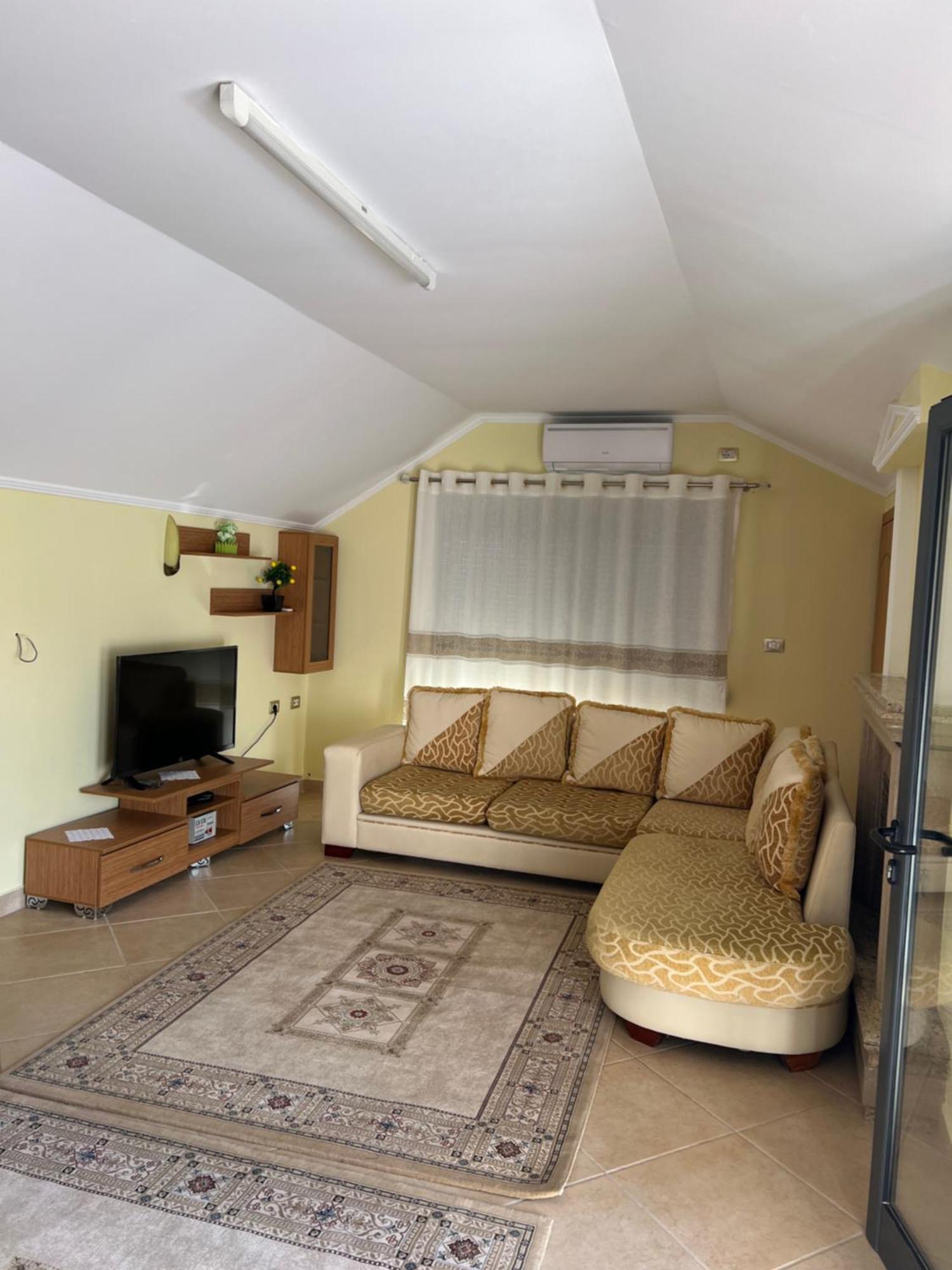 Flower Terrace Apartment จีโรคาสเตอร์ ภายนอก รูปภาพ